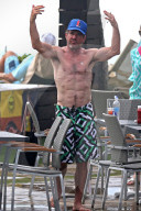 EXKLUSIV - Gut trainiert mit 61: Dennis Quaid zeigt seinen Beach-Body