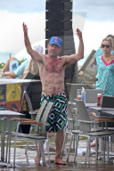 EXKLUSIV - Gut trainiert mit 61: Dennis Quaid zeigt seinen Beach-Body