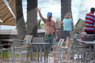EXKLUSIV - Gut trainiert mit 61: Dennis Quaid zeigt seinen Beach-Body