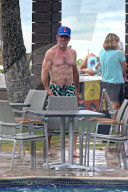 EXKLUSIV - Gut trainiert mit 61: Dennis Quaid zeigt seinen Beach-Body