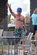 EXKLUSIV - Gut trainiert mit 61: Dennis Quaid zeigt seinen Beach-Body
