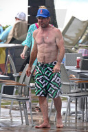 EXKLUSIV - Gut trainiert mit 61: Dennis Quaid zeigt seinen Beach-Body
