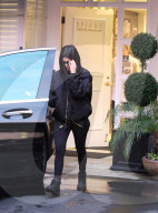 PEOPLE - Kourtney Kardashian verlässt ganz in Schwarz den Kosmetik-Salon