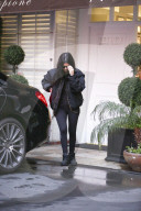 PEOPLE - Kourtney Kardashian verlässt ganz in Schwarz den Kosmetik-Salon