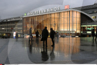 NEWS - Köln: Polizei vor dem Bahnhof