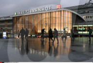 NEWS - Köln: Polizei vor dem Bahnhof