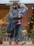 PEOPLE - Jamie Dornan und Frau Amelia mit den Kids in London unterwegs