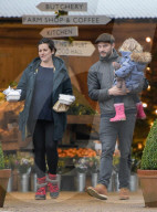 PEOPLE - Jamie Dornan und Frau Amelia mit den Kids in London unterwegs