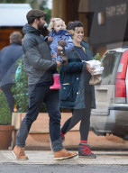 PEOPLE - Jamie Dornan und Frau Amelia mit den Kids in London unterwegs