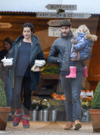 PEOPLE - Jamie Dornan und Frau Amelia mit den Kids in London unterwegs