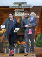 PEOPLE - Jamie Dornan und Frau Amelia mit den Kids in London unterwegs