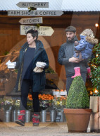 PEOPLE - Jamie Dornan und Frau Amelia mit den Kids in London unterwegs