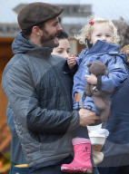 PEOPLE - Jamie Dornan und Frau Amelia mit den Kids in London unterwegs