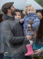 PEOPLE - Jamie Dornan und Frau Amelia mit den Kids in London unterwegs