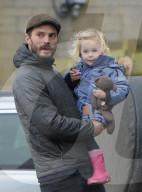 PEOPLE - Jamie Dornan und Frau Amelia mit den Kids in London unterwegs