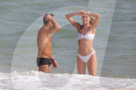 EXKLUSIV - Elsa Hosk tanzt an der Beach-Stange