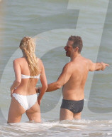 EXKLUSIV - Elsa Hosk tanzt an der Beach-Stange