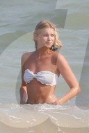EXKLUSIV - Elsa Hosk tanzt an der Beach-Stange