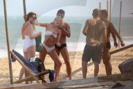 EXKLUSIV - Elsa Hosk tanzt an der Beach-Stange