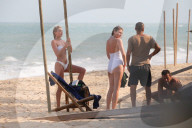 EXKLUSIV - Elsa Hosk tanzt an der Beach-Stange