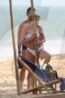 EXKLUSIV - Elsa Hosk tanzt an der Beach-Stange