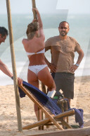 EXKLUSIV - Elsa Hosk tanzt an der Beach-Stange