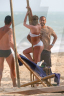 EXKLUSIV - Elsa Hosk tanzt an der Beach-Stange