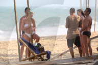 EXKLUSIV - Elsa Hosk tanzt an der Beach-Stange