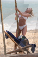 EXKLUSIV - Elsa Hosk tanzt an der Beach-Stange