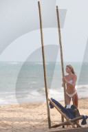 EXKLUSIV - Elsa Hosk tanzt an der Beach-Stange