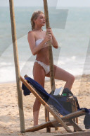 EXKLUSIV - Elsa Hosk tanzt an der Beach-Stange