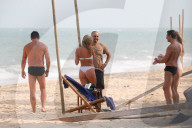 EXKLUSIV - Elsa Hosk tanzt an der Beach-Stange