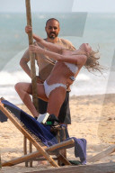 EXKLUSIV - Elsa Hosk tanzt an der Beach-Stange