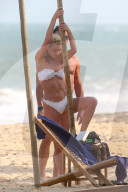 EXKLUSIV - Elsa Hosk tanzt an der Beach-Stange