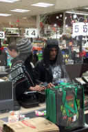 EXKLUSIV - Guns N'Roses Gitarrist Slash bummelt mit Freundin Meegan in Woodland