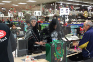 EXKLUSIV - Guns N'Roses Gitarrist Slash bummelt mit Freundin Meegan in Woodland