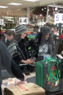 EXKLUSIV - Guns N'Roses Gitarrist Slash bummelt mit Freundin Meegan in Woodland