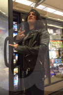EXKLUSIV - Guns N'Roses Gitarrist Slash bummelt mit Freundin Meegan in Woodland