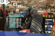 EXKLUSIV - Guns N'Roses Gitarrist Slash bummelt mit Freundin Meegan in Woodland