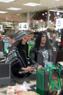 EXKLUSIV - Guns N'Roses Gitarrist Slash bummelt mit Freundin Meegan in Woodland