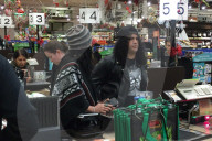 EXKLUSIV - Guns N'Roses Gitarrist Slash bummelt mit Freundin Meegan in Woodland