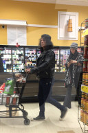 EXKLUSIV - Guns N'Roses Gitarrist Slash bummelt mit Freundin Meegan in Woodland