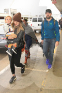 PEOPLE - Olivia Wilde und Jason Sudeikis landen mit Klein Otis in Los Angeles