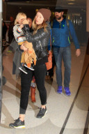 PEOPLE - Olivia Wilde und Jason Sudeikis landen mit Klein Otis in Los Angeles