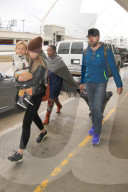 PEOPLE - Olivia Wilde und Jason Sudeikis landen mit Klein Otis in Los Angeles