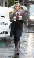 PEOPLE - Eine geballte Ladung Kaffee für Reese Witherspoon
