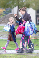 PEOPLE - Jennifer Garner holt die Girls von der Schule ab