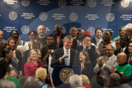 NEWS - New York: Mayor de Blasio verkündet den Mindestlohn von 15$