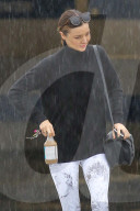 EXKLUSIV - Miranda Kerr hastet durch den Regen zum Auto