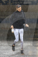 EXKLUSIV - Miranda Kerr hastet durch den Regen zum Auto